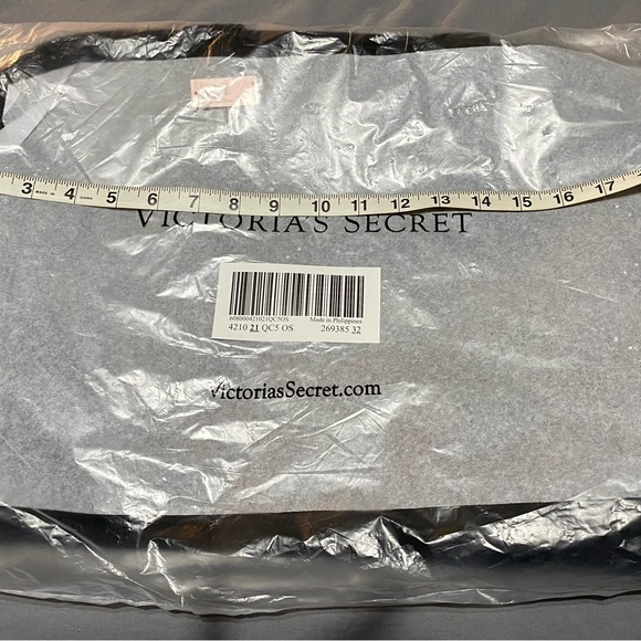 NWT VS Black Bag Still in original plastic. 19”13”
Shoulder Bag Never opened 😍😍 - Picture 7 of 9